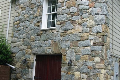 Imagen de fachada de casa beige tradicional grande de dos plantas con revestimiento de piedra