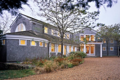 Ejemplo de fachada de casa gris marinera de tamaño medio de dos plantas con revestimiento de madera, tejado a dos aguas y tejado de teja de madera
