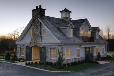 Diseño de fachada gris de estilo de casa de campo grande de dos plantas con revestimiento de madera y tejado a dos aguas