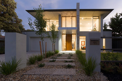 Diseño de fachada gris contemporánea grande de dos plantas con revestimiento de ladrillo