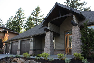 Diseño de fachada de casa gris de estilo americano de tamaño medio con revestimientos combinados y tejado de teja de madera