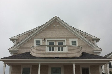 Immagine della facciata di una casa beige stile marinaro a due piani di medie dimensioni con rivestimento in legno