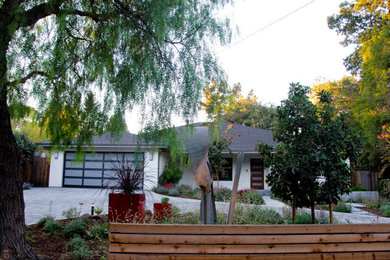 Imagen de fachada de casa minimalista de tamaño medio