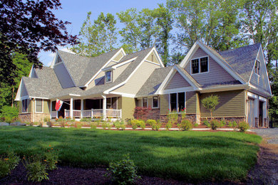 他の地域にある高級なトラディショナルスタイルのおしゃれな家の外観 (緑の外壁、混合材サイディング) の写真