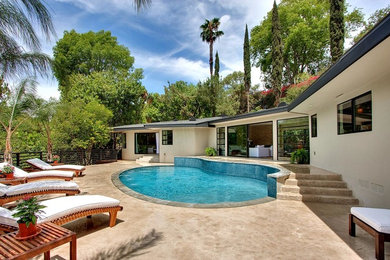 Inspiration for a midcentury bungalow house exterior in Los Angeles.