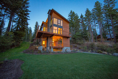 Inspiration pour une grande façade de maison marron design à un étage avec un toit en appentis et un revêtement mixte.