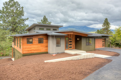 Ejemplo de fachada de casa multicolor minimalista grande de dos plantas con revestimientos combinados, tejado de un solo tendido y tejado de metal