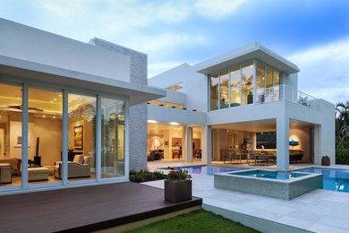 Imagen de fachada de casa blanca minimalista grande de dos plantas con tejado plano y revestimiento de estuco