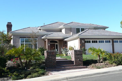 サンディエゴにあるトランジショナルスタイルのおしゃれな家の外観 (漆喰サイディング) の写真