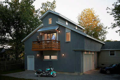 Exemple d'une façade de maison grise chic en bois de taille moyenne et à deux étages et plus avec un toit à deux pans et un toit en shingle.