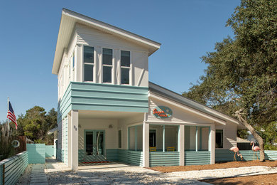Mittelgroßes, Zweistöckiges Mid-Century Einfamilienhaus mit Faserzement-Fassade, weißer Fassadenfarbe, Pultdach und Blechdach in Sonstige
