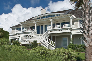 Modelo de fachada de casa gris costera grande de dos plantas con revestimiento de madera, tejado a dos aguas y tejado de teja de madera