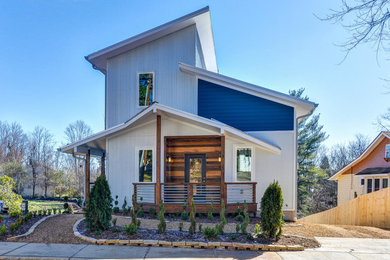 Diseño de fachada de casa azul de estilo americano de tamaño medio de dos plantas con tejado plano
