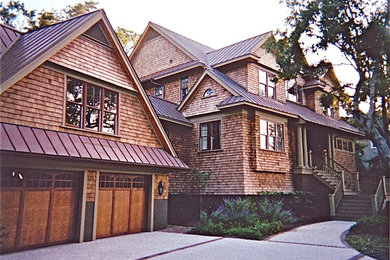 Idée de décoration pour une très grande façade de maison marron marine en brique à un étage.