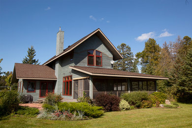 Foto de fachada de casa azul rural de tamaño medio de dos plantas con revestimiento de madera, tejado a dos aguas y tejado de teja de madera