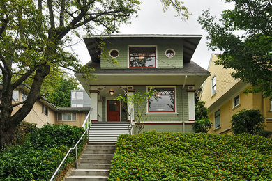 シアトルにあるトラディショナルスタイルのおしゃれな二階建ての家 (緑の外壁) の写真