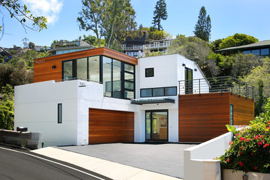 Foto de fachada de casa blanca minimalista grande de tres plantas con revestimientos combinados y tejado plano