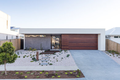Diseño de fachada de casa blanca actual de una planta con revestimientos combinados y tejado de un solo tendido