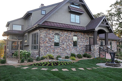Foto de fachada marrón de estilo americano de tamaño medio de dos plantas con revestimientos combinados y tejado a dos aguas