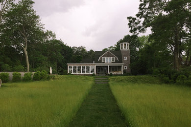Foto de fachada de casa multicolor tradicional de tamaño medio de dos plantas con revestimiento de madera, tejado de un solo tendido y tejado de varios materiales