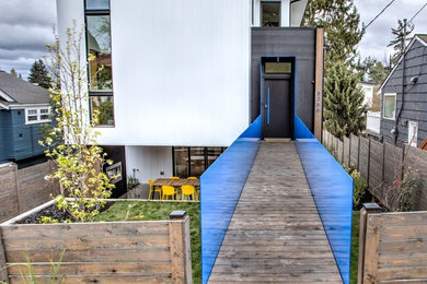 シアトルにあるコンテンポラリースタイルのおしゃれな家の外観 (メタルサイディング) の写真