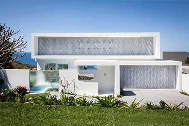 Diseño de fachada blanca minimalista grande de tres plantas