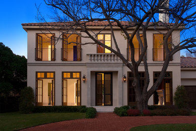 Zweistöckiges, Mittelgroßes Klassisches Einfamilienhaus mit Putzfassade, beiger Fassadenfarbe, Walmdach und Ziegeldach in Dallas