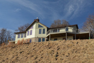 Foto de fachada de casa multicolor actual de tamaño medio de dos plantas con revestimiento de aglomerado de cemento, tejado a la holandesa y tejado de teja de madera