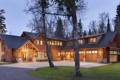 Réalisation d'une grande façade de maison marron craftsman en bois à un étage avec un toit à deux pans et un toit en shingle.
