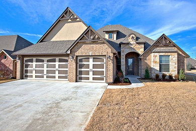 Example of an exterior home design in Oklahoma City