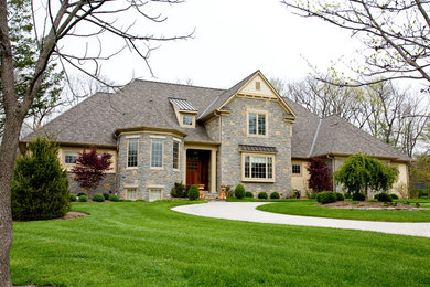 Example of a large classic multicolored two-story mixed siding exterior home design in Cincinnati with a shingle roof