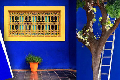 ニューヨークにある地中海スタイルのおしゃれな青い家の写真