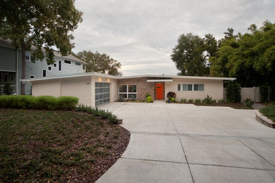 Inspiration for a 1960s exterior home remodel in Orlando