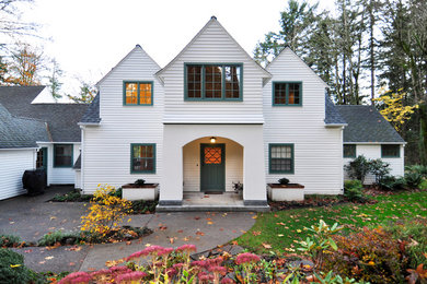 Ispirazione per la facciata di una casa bianca classica a due piani di medie dimensioni con rivestimento in legno