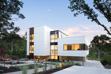 Geräumiges, Dreistöckiges Modernes Einfamilienhaus mit weißer Fassadenfarbe in Vancouver