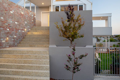 Imagen de fachada de casa blanca contemporánea de dos plantas con revestimientos combinados, tejado a dos aguas y tejado de metal