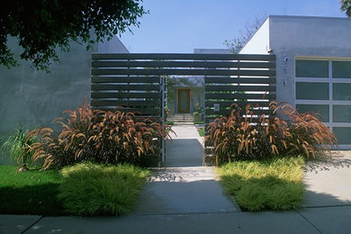 Diseño de fachada actual grande de dos plantas con revestimiento de metal
