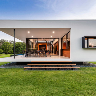 Inspiration for a contemporary one-storey white house exterior in Gold Coast - Tweed with a flat roof.