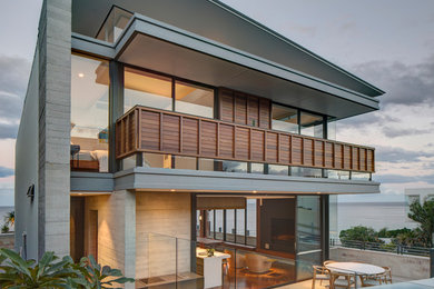 Foto della villa grande contemporanea a tre piani con rivestimento in legno e tetto piano