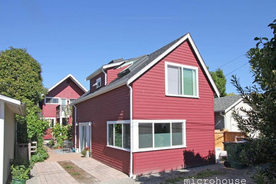Inredning av ett modernt litet rött hus, med två våningar, fiberplattor i betong och sadeltak