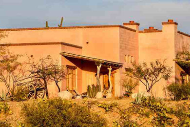フェニックスにあるサンタフェスタイルのおしゃれな家の外観の写真