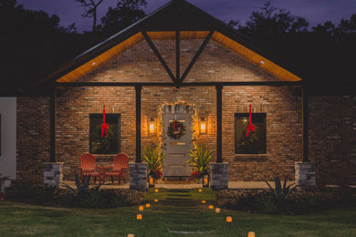 Diseño de fachada de casa roja clásica renovada de tamaño medio de una planta con revestimiento de ladrillo, tejado a dos aguas y tejado de varios materiales
