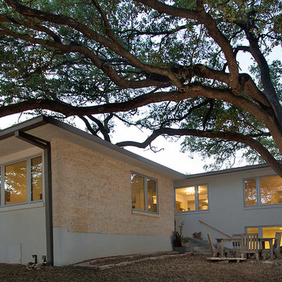 Inspiration for a mid-century modern one-story exterior home remodel in Austin