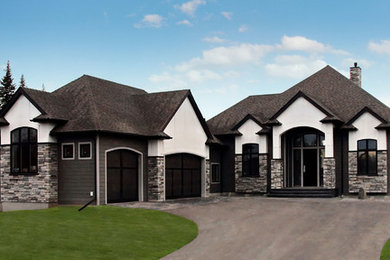 Cette image montre une façade de maison grise traditionnelle en panneau de béton fibré de taille moyenne et de plain-pied avec un toit à deux pans et un toit en shingle.