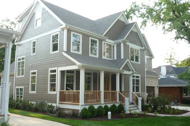 Стильный дизайн: двухэтажный, деревянный, серый дом среднего размера в стиле неоклассика (современная классика) - последний тренд