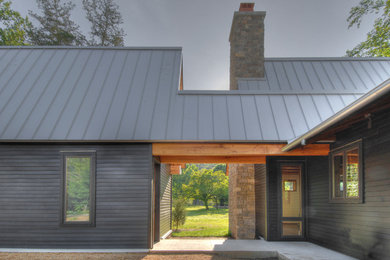 Свежая идея для дизайна: деревянный дом в стиле неоклассика (современная классика) с металлической крышей - отличное фото интерьера