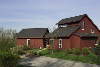 Foto de fachada de casa marrón de estilo de casa de campo de tamaño medio de dos plantas con revestimiento de madera, tejado a dos aguas y tejado de teja de madera