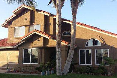 Example of a brown exterior home design in Los Angeles