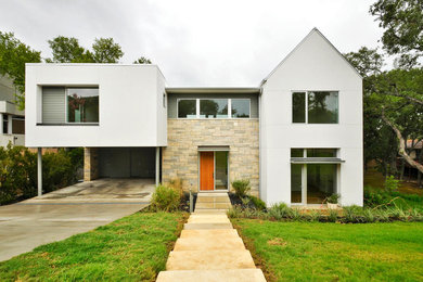 Esempio della facciata di una casa bianca moderna a due piani di medie dimensioni con rivestimenti misti, tetto piano e abbinamento di colori