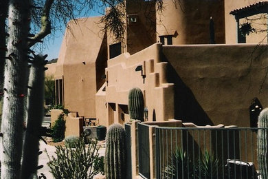 フェニックスにあるラグジュアリーなサンタフェスタイルのおしゃれな家の外観 (漆喰サイディング) の写真